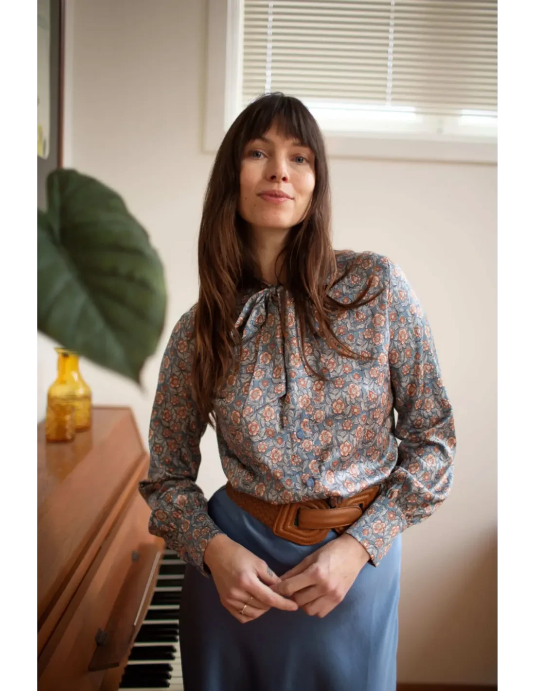 Ruffle Blouse i Autumn Bloom med bindesløjfe langærmet skjorte Very Cherry 