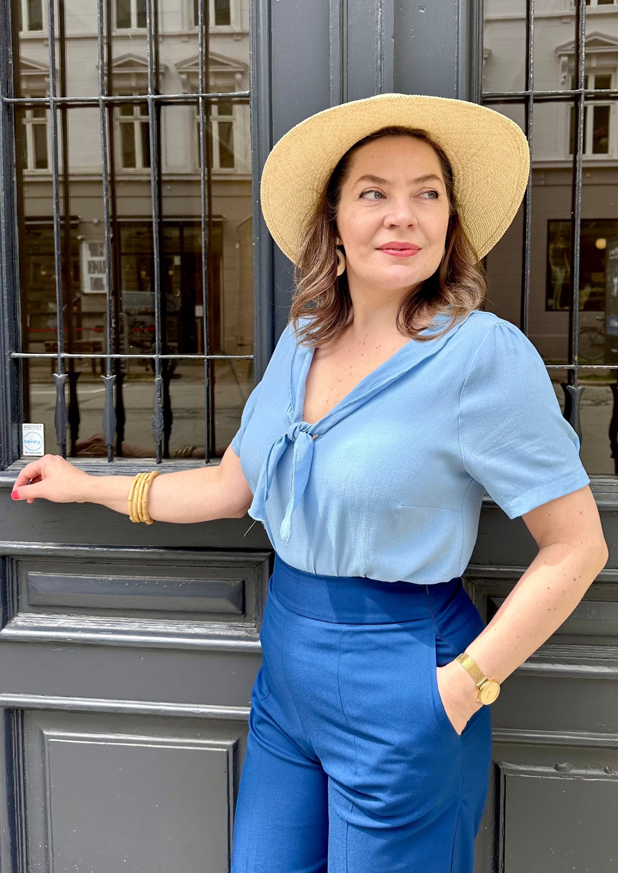 Shawl blouse i lys blå kortærmet skjorte House Of Foxy 