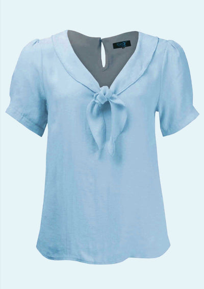 Shawl blouse i lys blå kortærmet skjorte House Of Foxy 