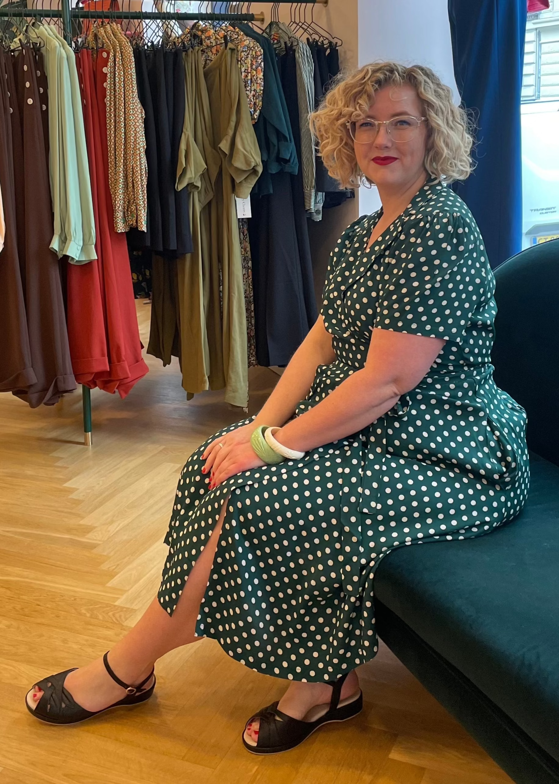 Slåom kjole i grøn med prikker toej Seamstress Of Bloomsbury 