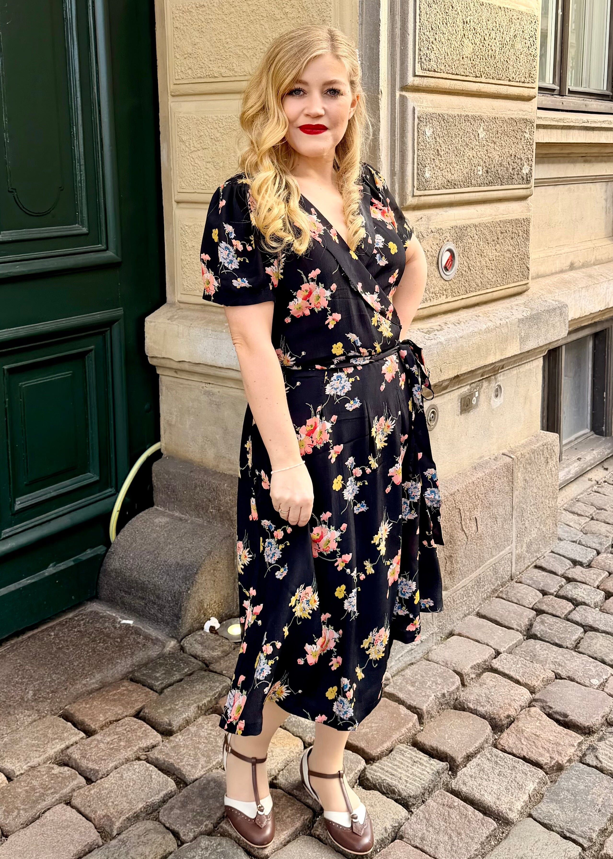 Slåom kjole i vintage stil - sort mayflower print slåom kjole Seamstress Of Bloomsbury 