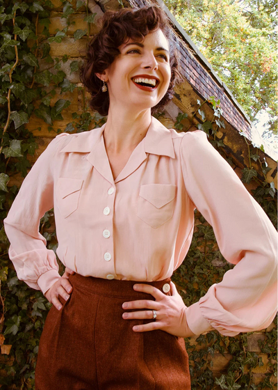 Sweetheart vintage stils skjortebluse i rosa blush langærmet skjorte House of Foxy 