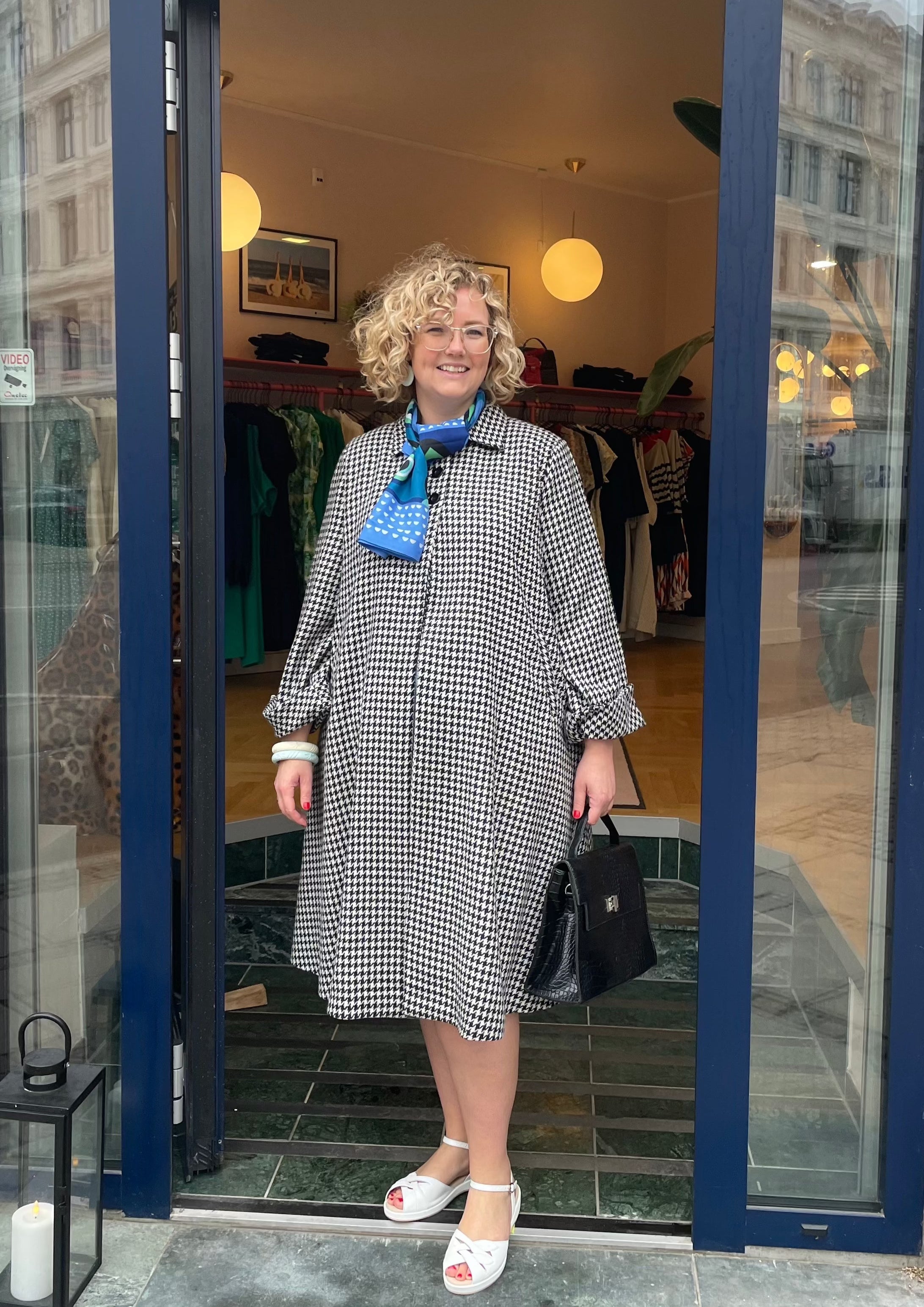 Swing frakke i sort hvide pepite tern i uld toej Seamstress Of Bloomsbury 