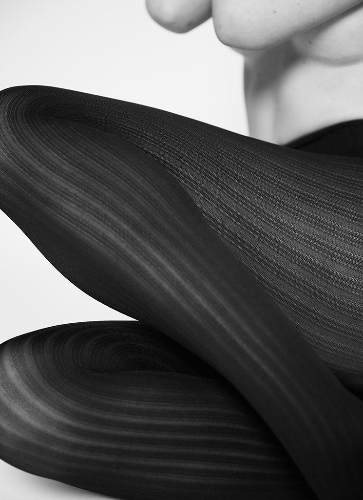 Swedish Stockings: Alma tights i sort 70 denier med rib-look toej Mondo Kaos 